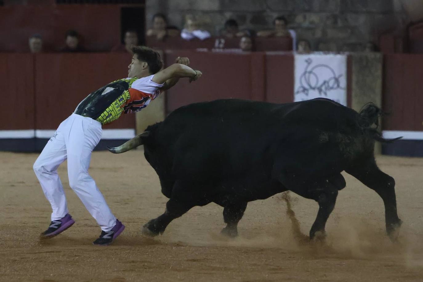 Las mejores imágenes del espectacular concurso de recortes que abrió la Feria en La Glorieta