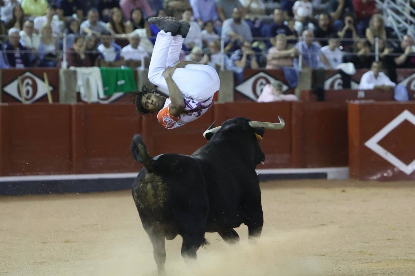 Las mejores imágenes del espectacular concurso de recortes que abrió la Feria en La Glorieta