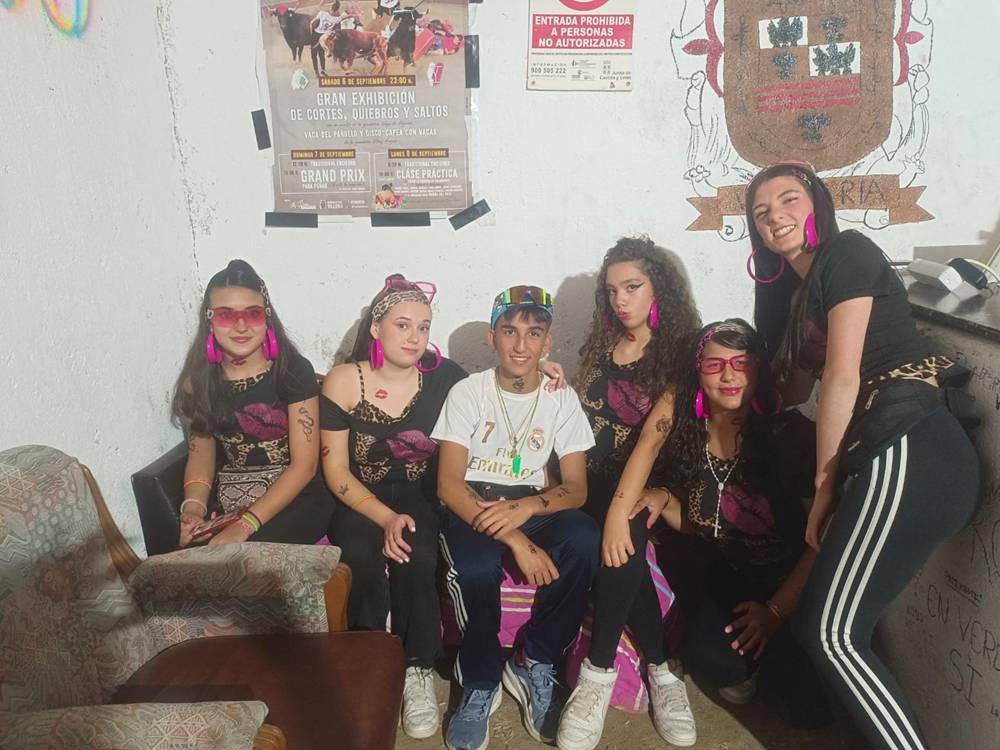 Gran despliegue de originalidad en el desfile de peñas de Villoria