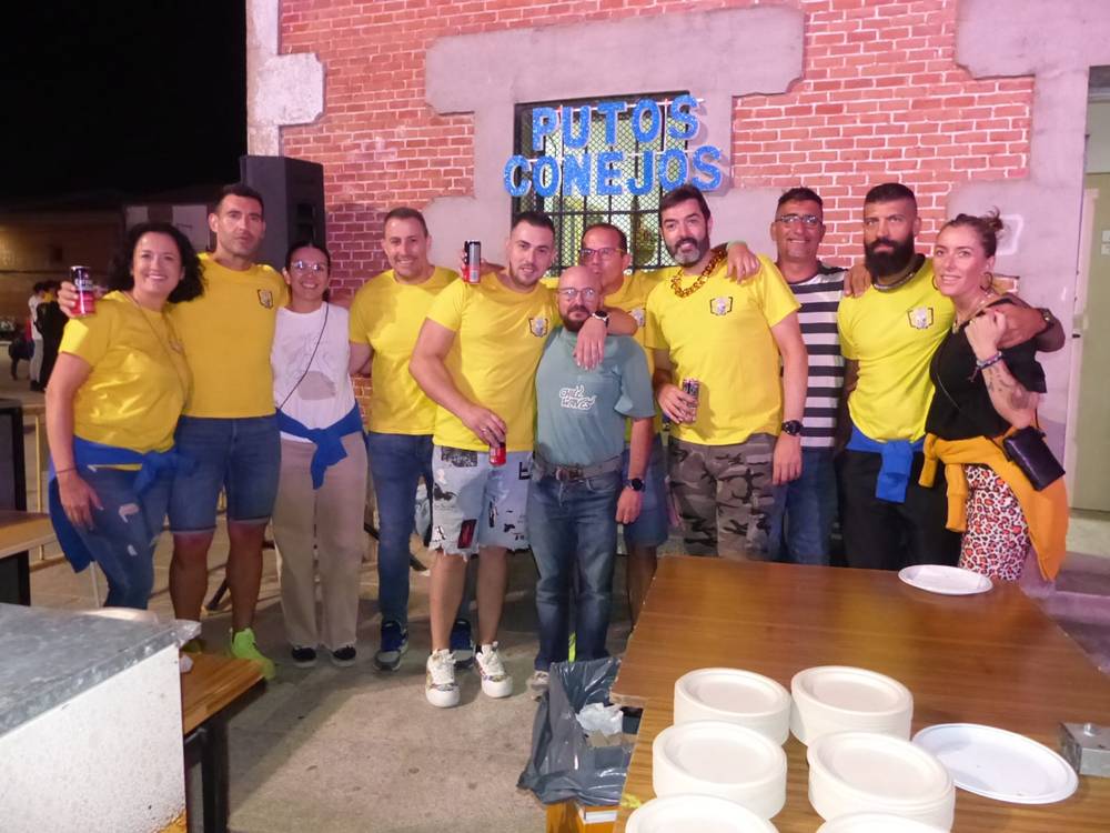 Gran despliegue de originalidad en el desfile de peñas de Villoria