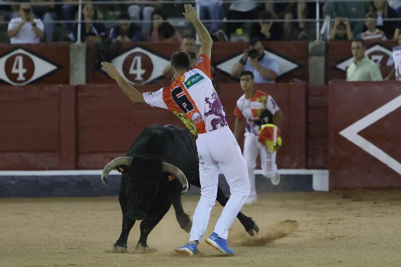 Las mejores imágenes del espectacular concurso de recortes que abrió la Feria en La Glorieta