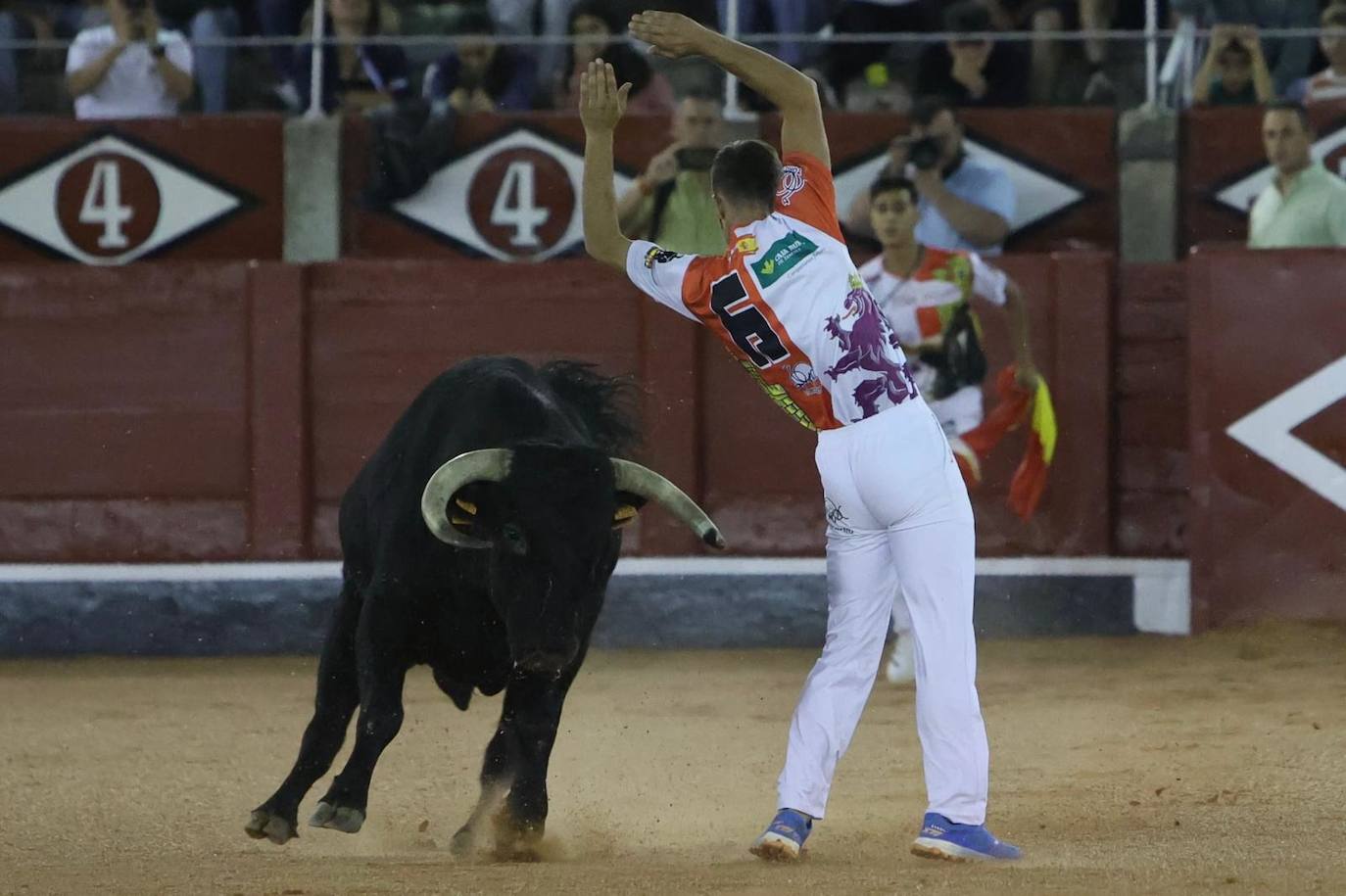 Las mejores imágenes del espectacular concurso de recortes que abrió la Feria en La Glorieta