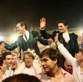 Juan Ortega y Pablo Aguado, a hombros al final de la goyesca de Aranjuez.