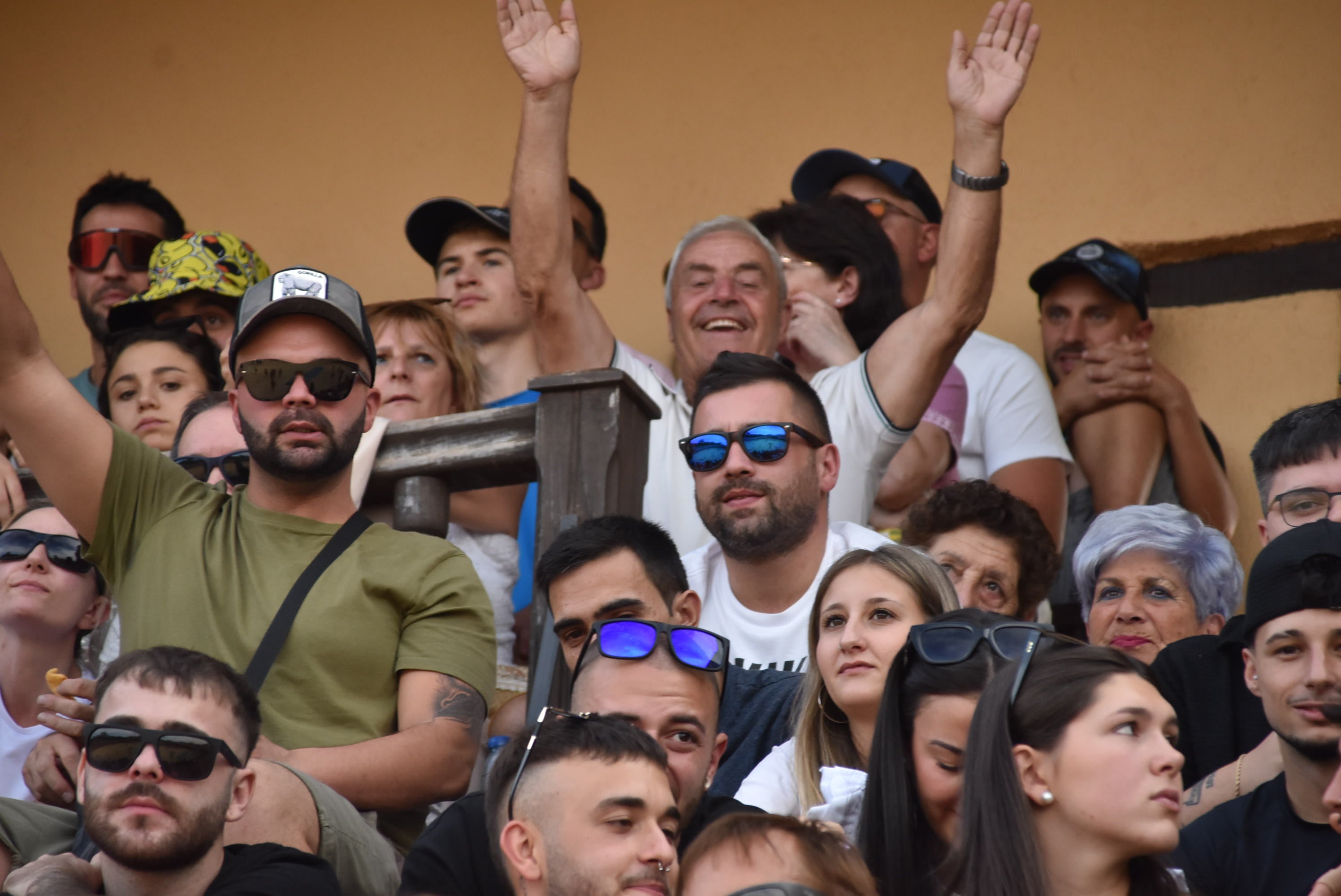 La peña &#039;El lokal&#039; gana las pruebas del Humor Amarillo en la plaza de toros de Béjar