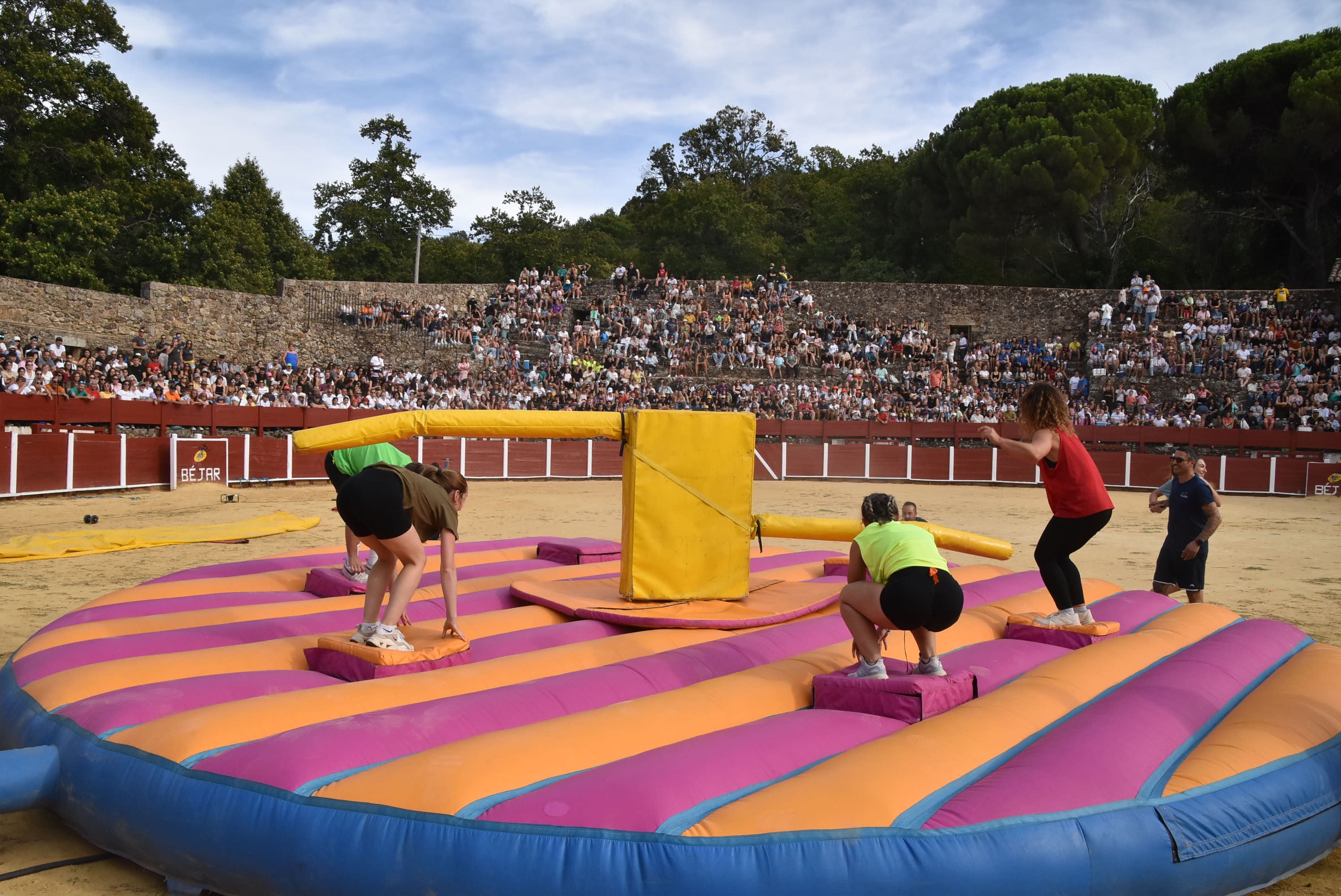 La peña &#039;El lokal&#039; gana las pruebas del Humor Amarillo en la plaza de toros de Béjar