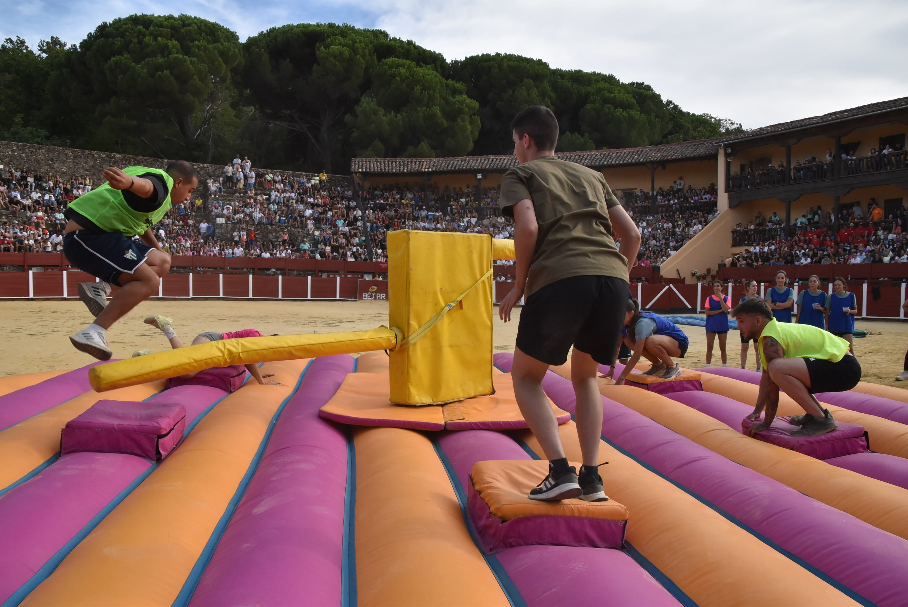 La peña &#039;El lokal&#039; gana las pruebas del Humor Amarillo en la plaza de toros de Béjar