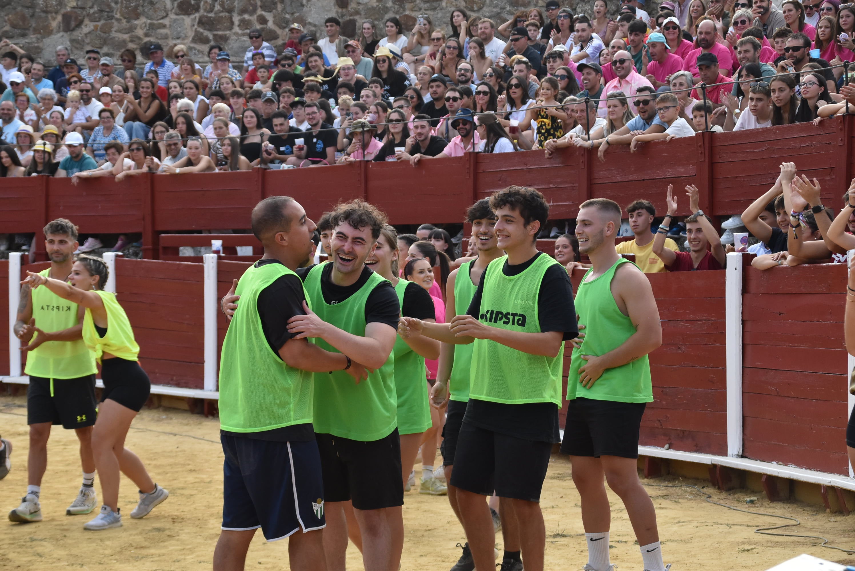 La peña &#039;El lokal&#039; gana las pruebas del Humor Amarillo en la plaza de toros de Béjar