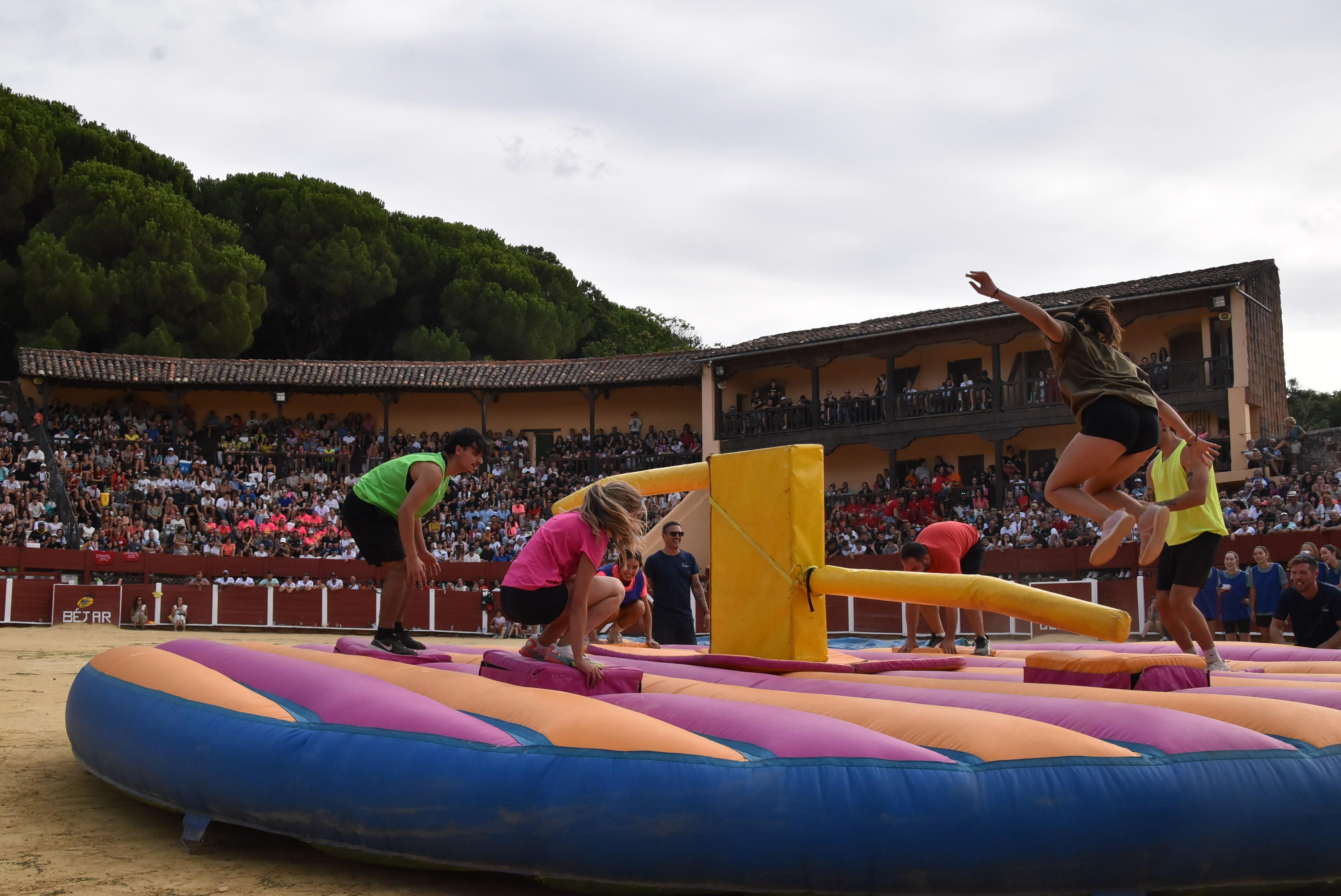 La peña &#039;El lokal&#039; gana las pruebas del Humor Amarillo en la plaza de toros de Béjar
