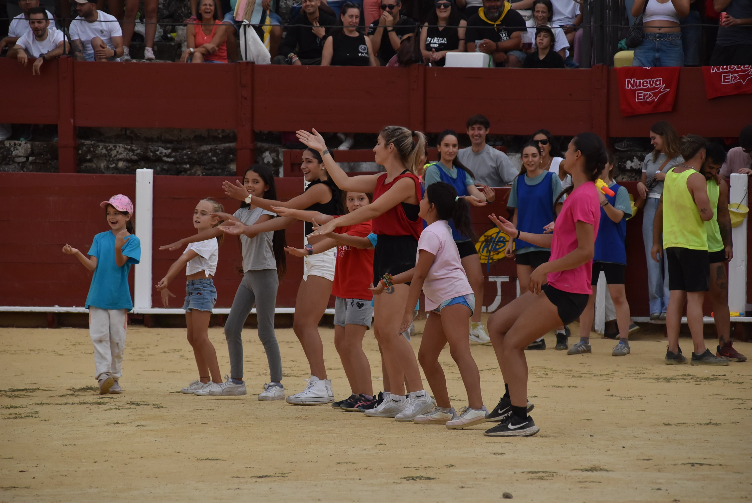 La peña &#039;El lokal&#039; gana las pruebas del Humor Amarillo en la plaza de toros de Béjar