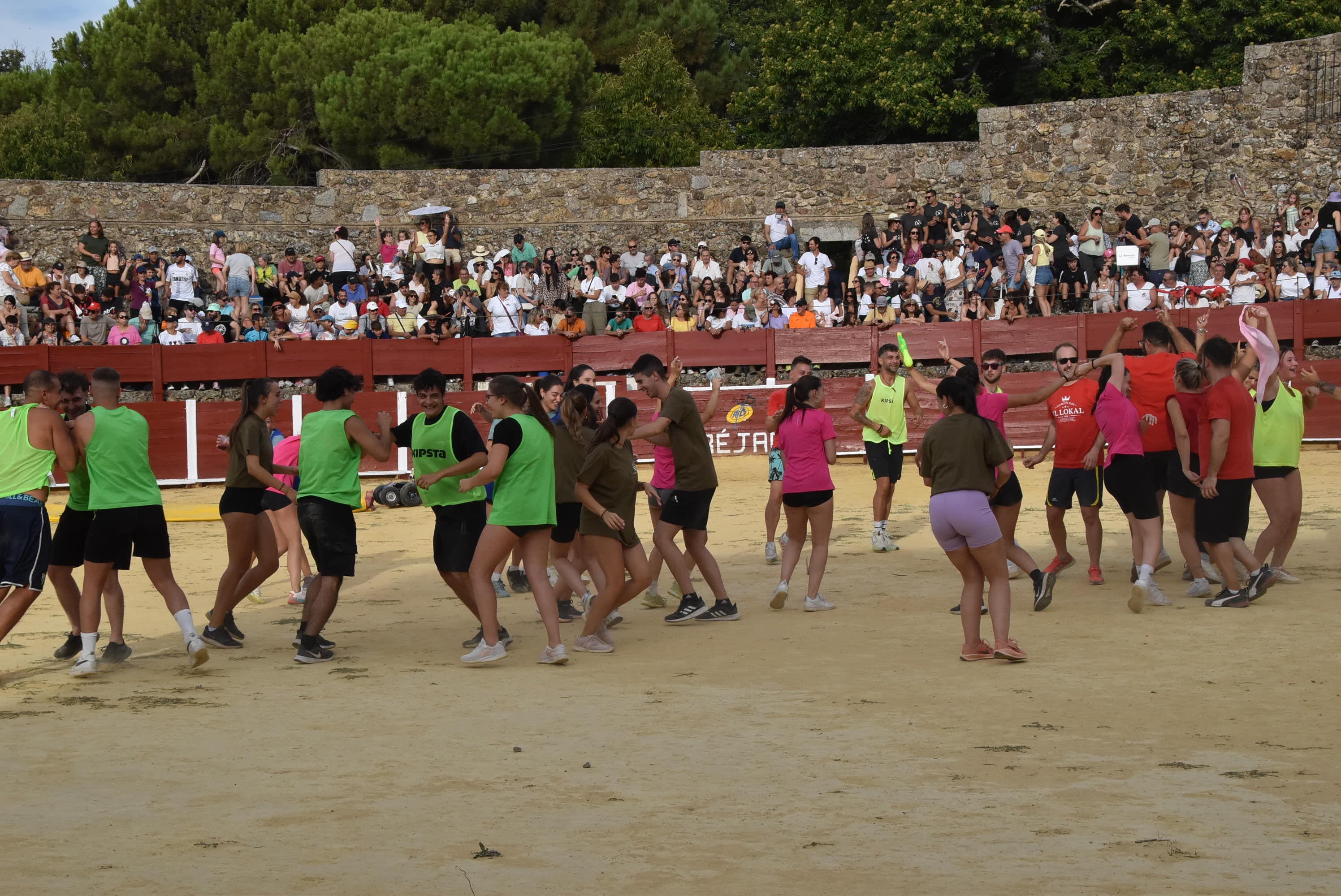 La peña &#039;El lokal&#039; gana las pruebas del Humor Amarillo en la plaza de toros de Béjar