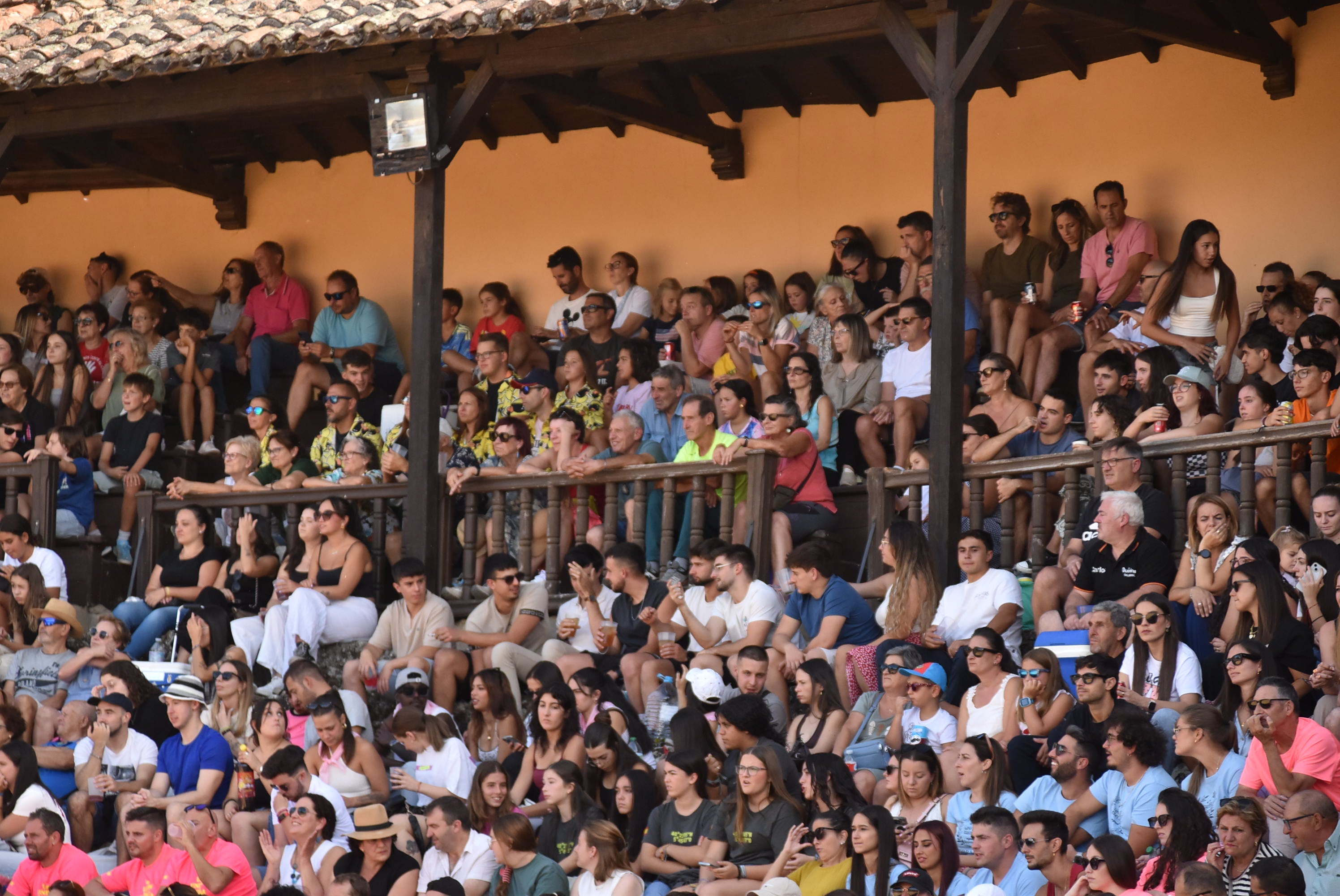 La peña &#039;El lokal&#039; gana las pruebas del Humor Amarillo en la plaza de toros de Béjar