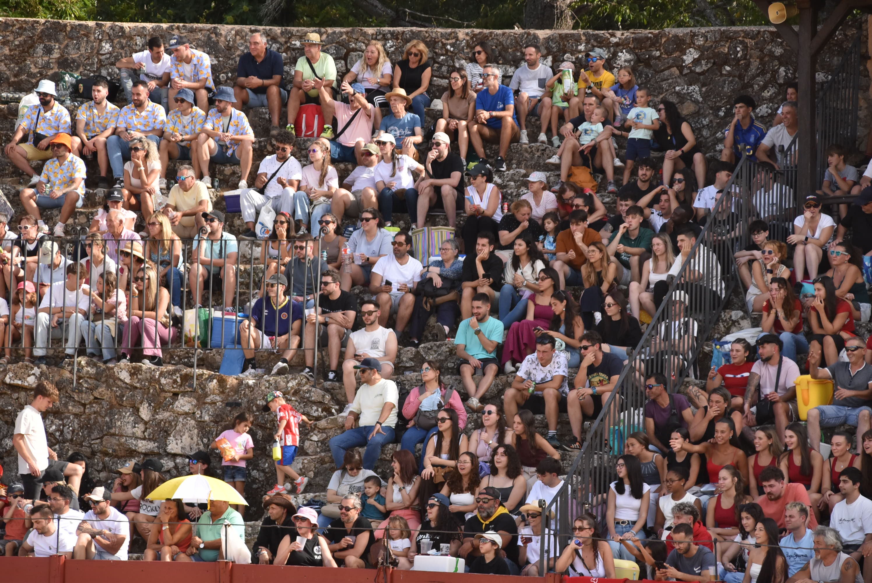 La peña &#039;El lokal&#039; gana las pruebas del Humor Amarillo en la plaza de toros de Béjar