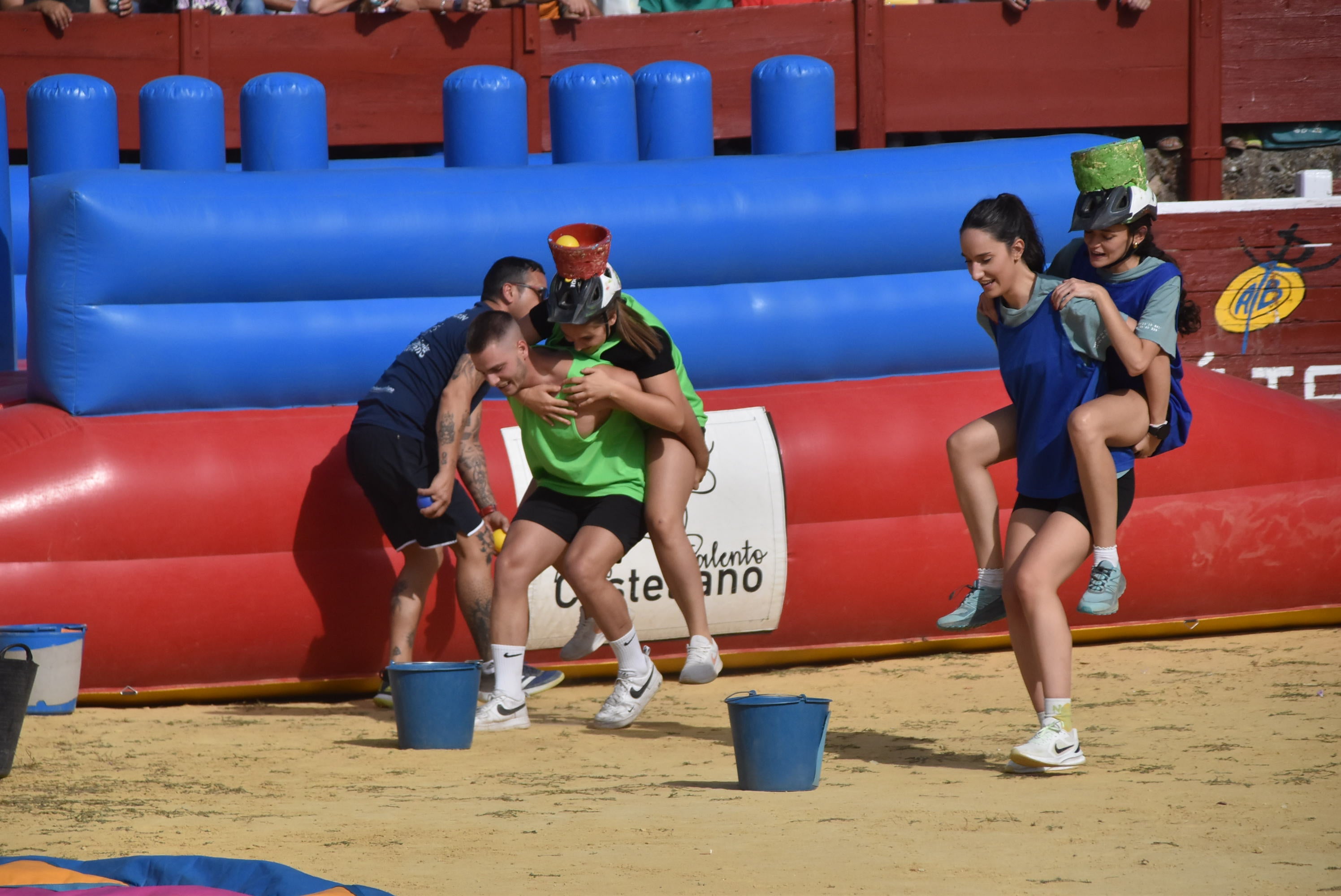 La peña &#039;El lokal&#039; gana las pruebas del Humor Amarillo en la plaza de toros de Béjar
