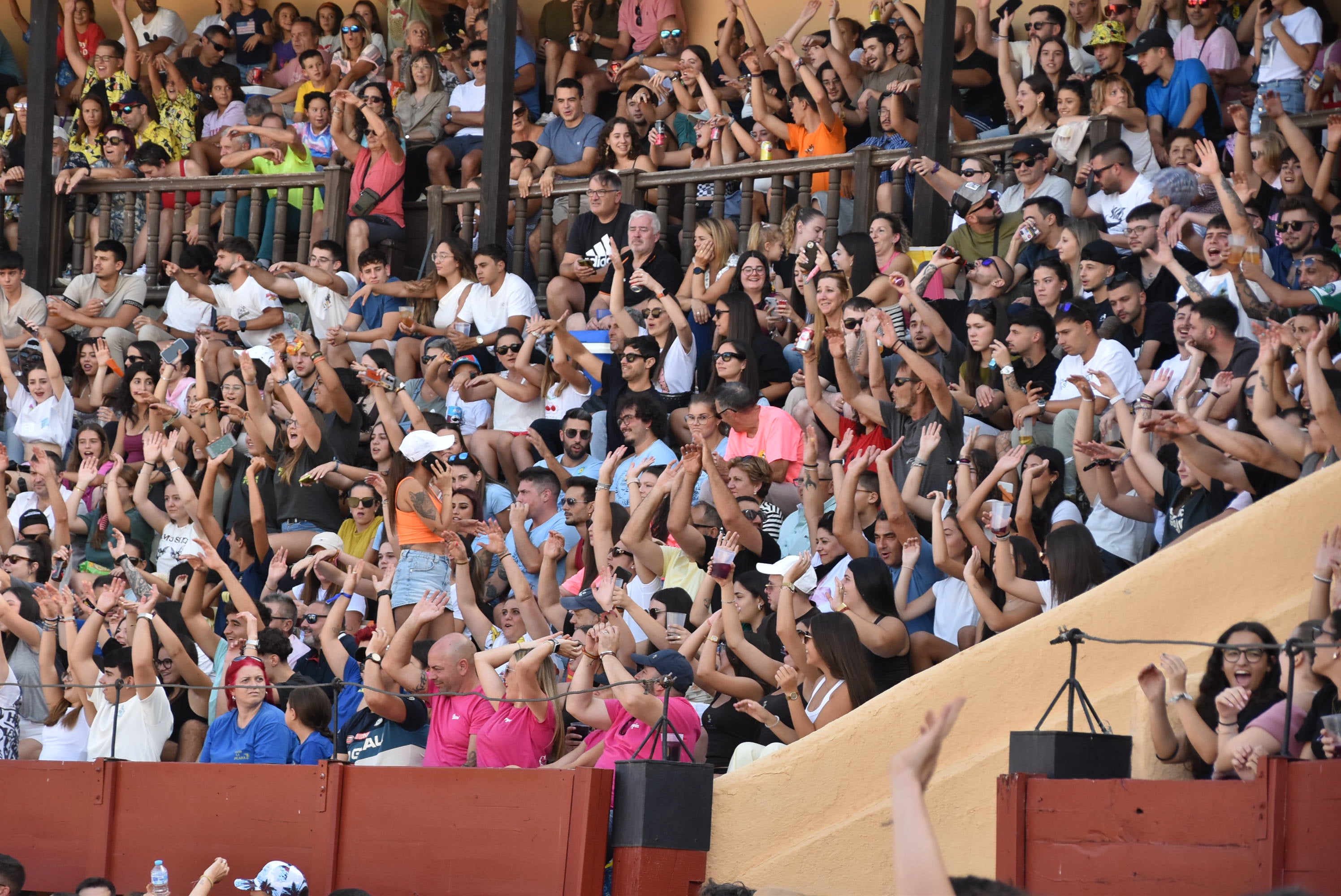 La peña &#039;El lokal&#039; gana las pruebas del Humor Amarillo en la plaza de toros de Béjar