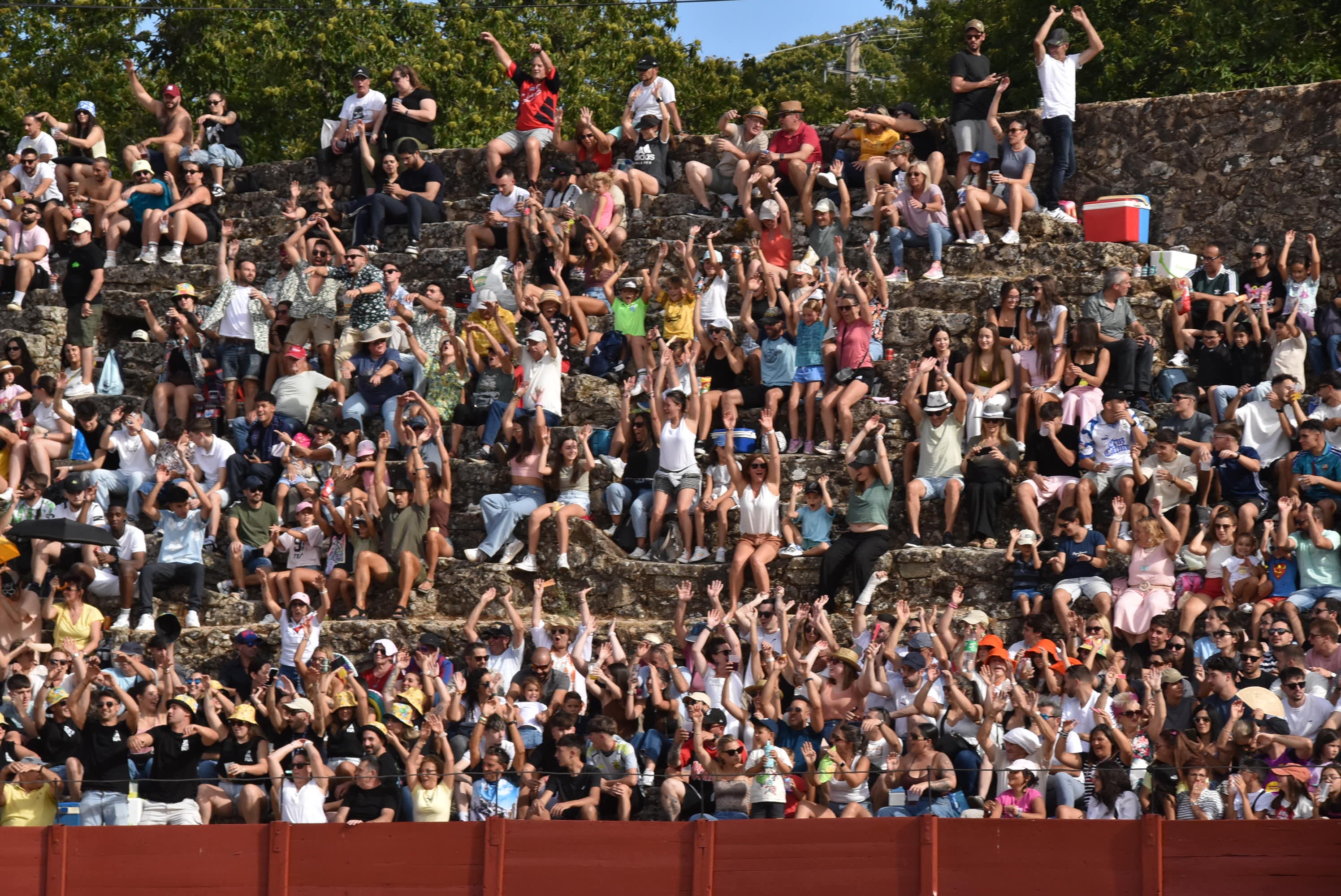 La peña &#039;El lokal&#039; gana las pruebas del Humor Amarillo en la plaza de toros de Béjar