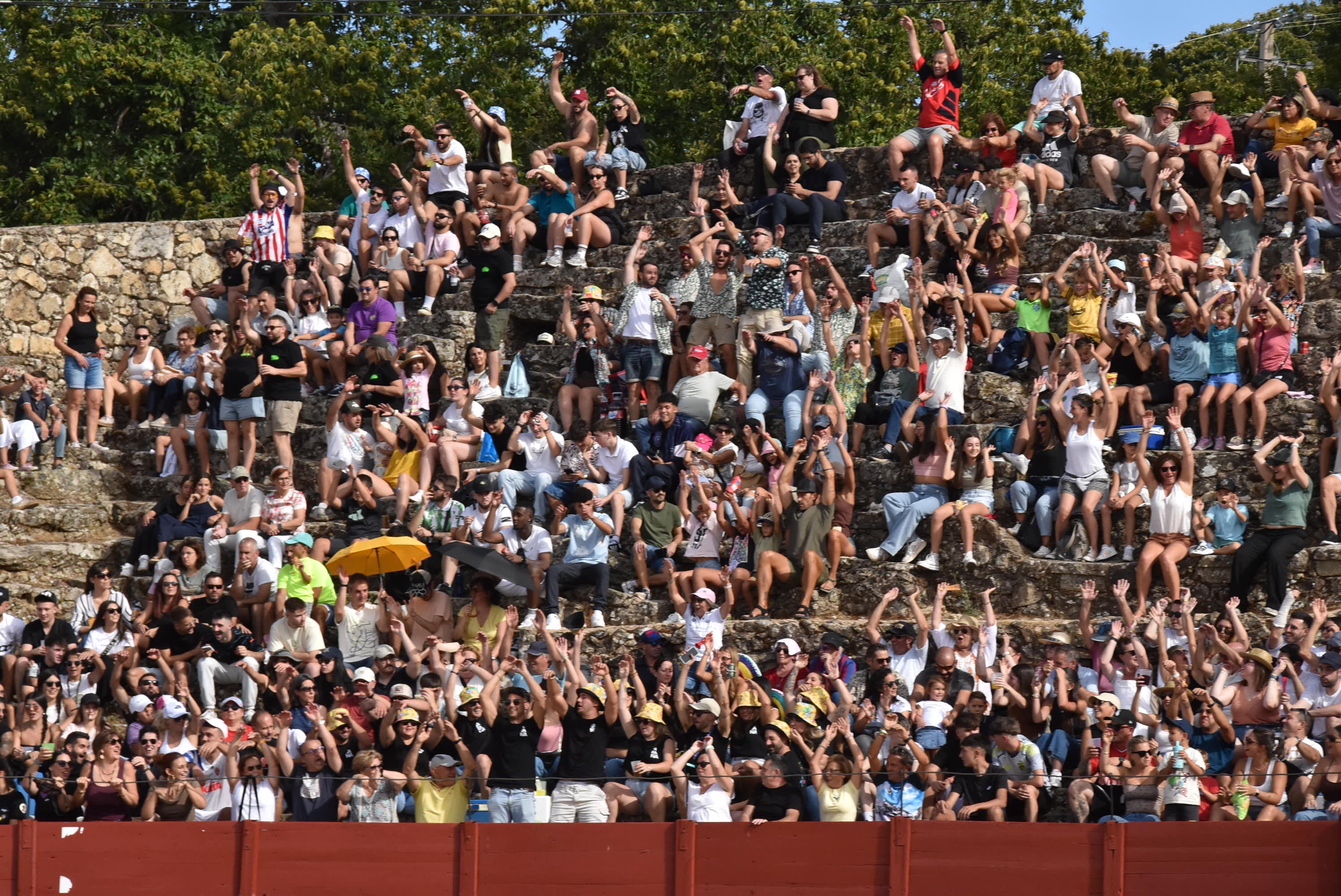 La peña &#039;El lokal&#039; gana las pruebas del Humor Amarillo en la plaza de toros de Béjar