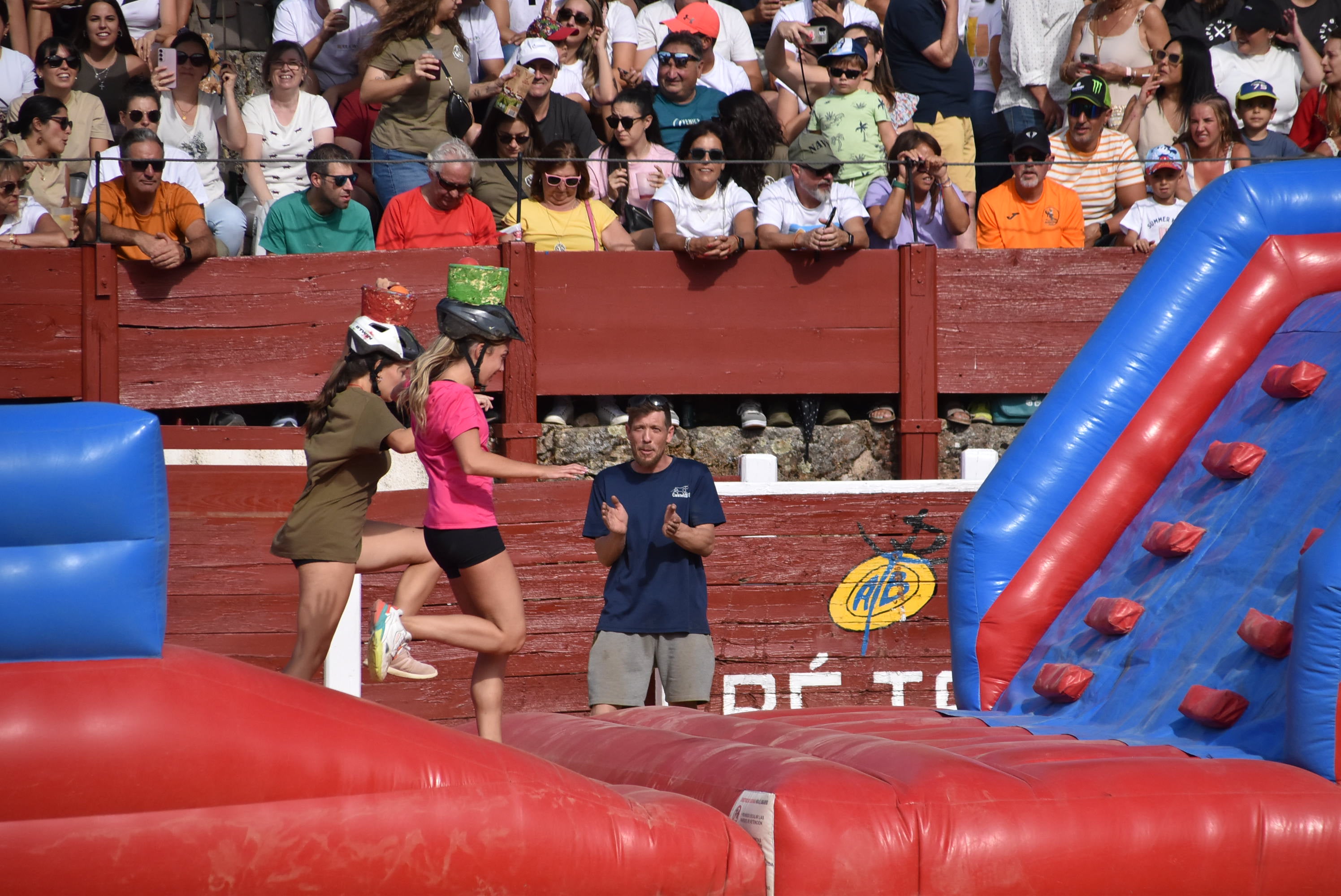 La peña &#039;El lokal&#039; gana las pruebas del Humor Amarillo en la plaza de toros de Béjar