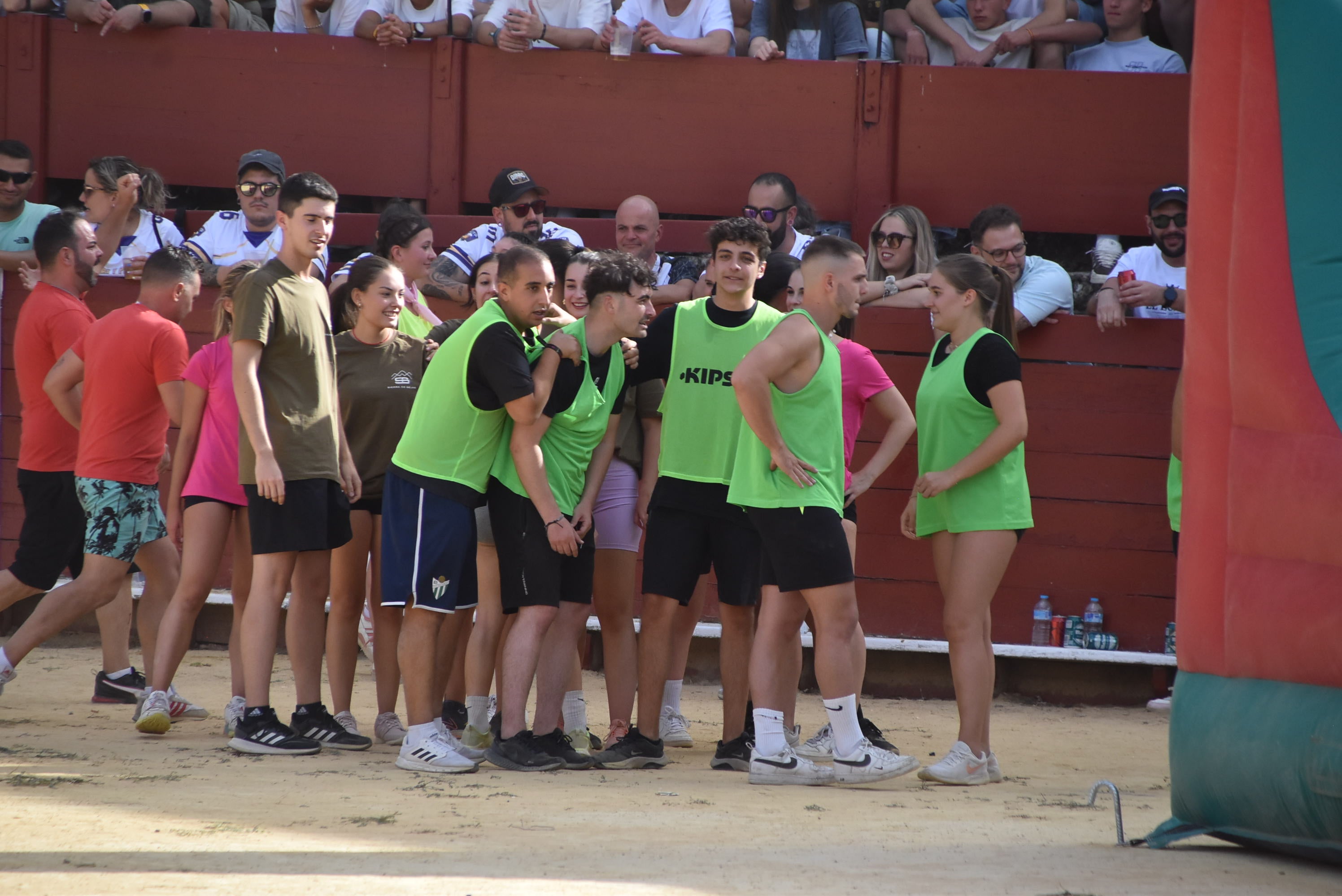 La peña &#039;El lokal&#039; gana las pruebas del Humor Amarillo en la plaza de toros de Béjar