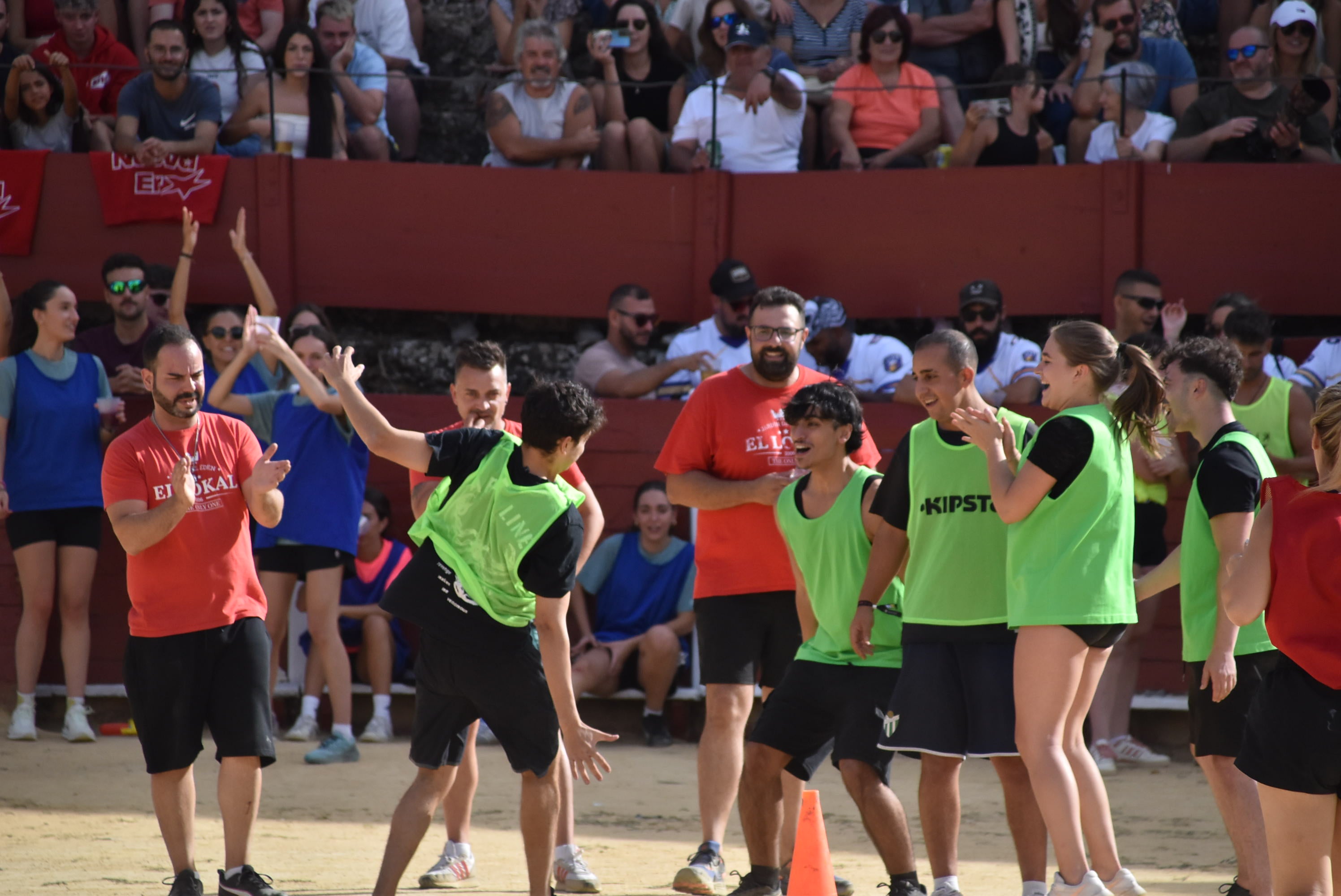 La peña &#039;El lokal&#039; gana las pruebas del Humor Amarillo en la plaza de toros de Béjar