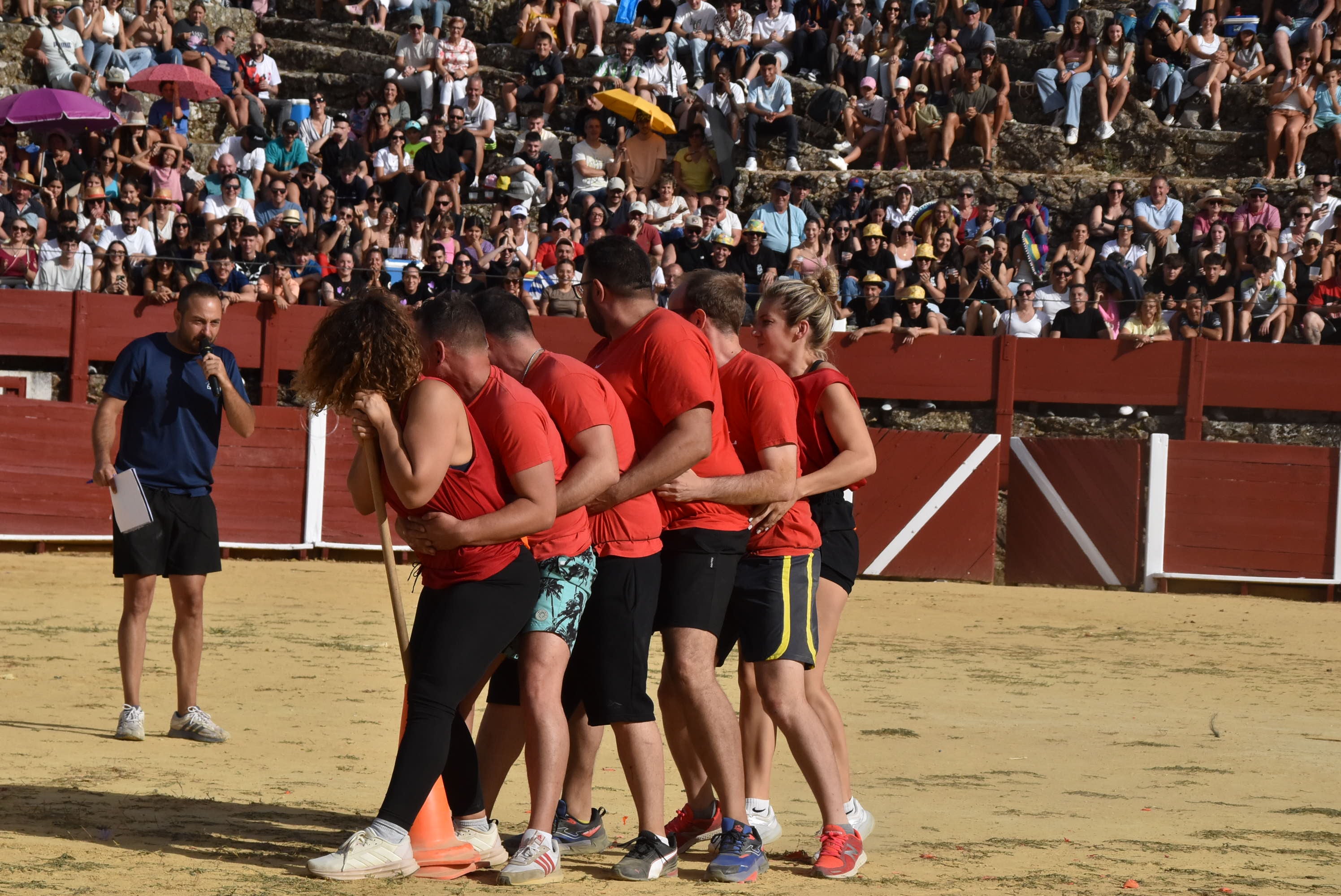 La peña &#039;El lokal&#039; gana las pruebas del Humor Amarillo en la plaza de toros de Béjar