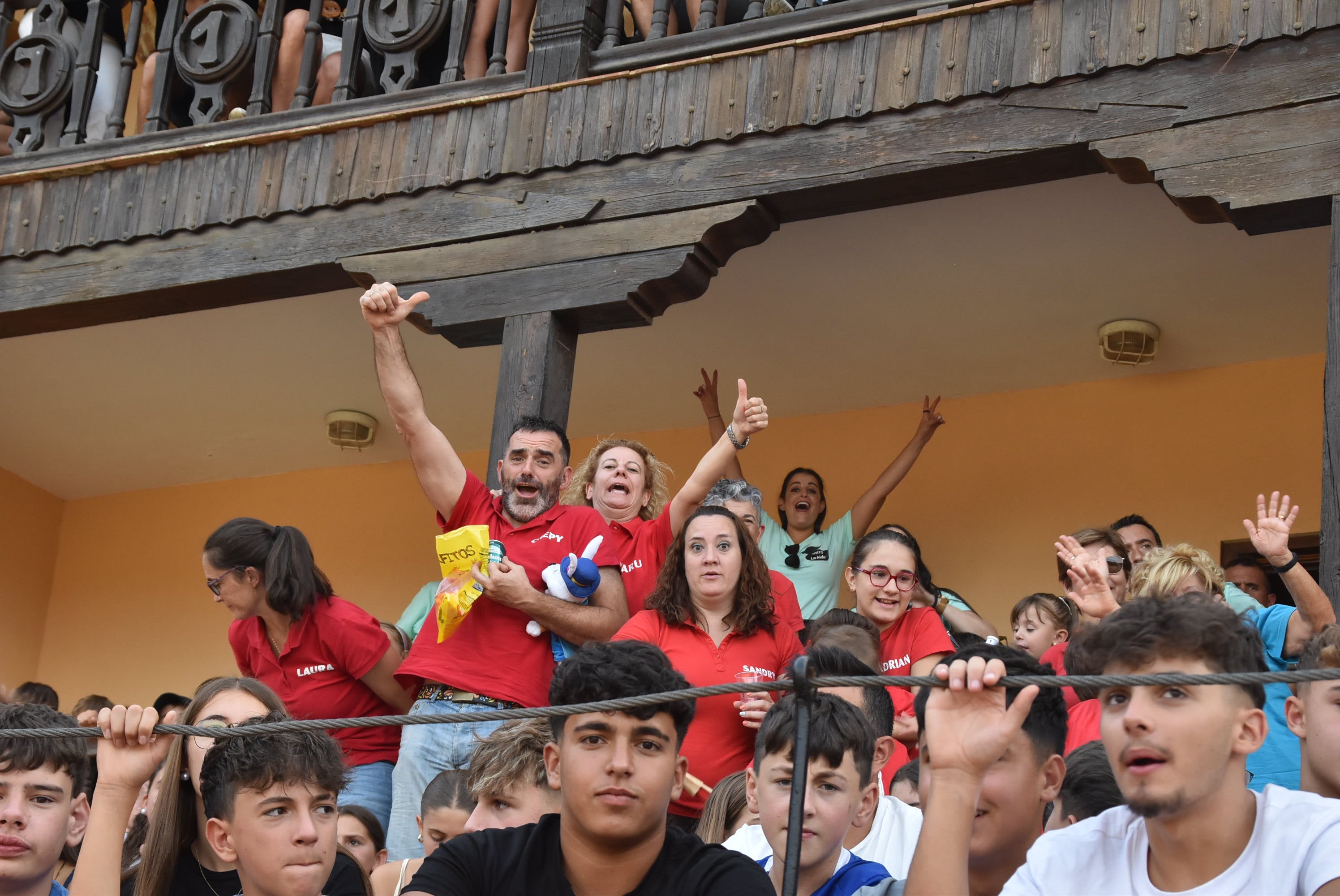 La peña &#039;El lokal&#039; gana las pruebas del Humor Amarillo en la plaza de toros de Béjar