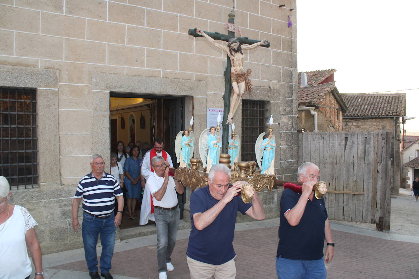 El Cristo de la Piedad sube a la iglesia en Puerto de Béjar