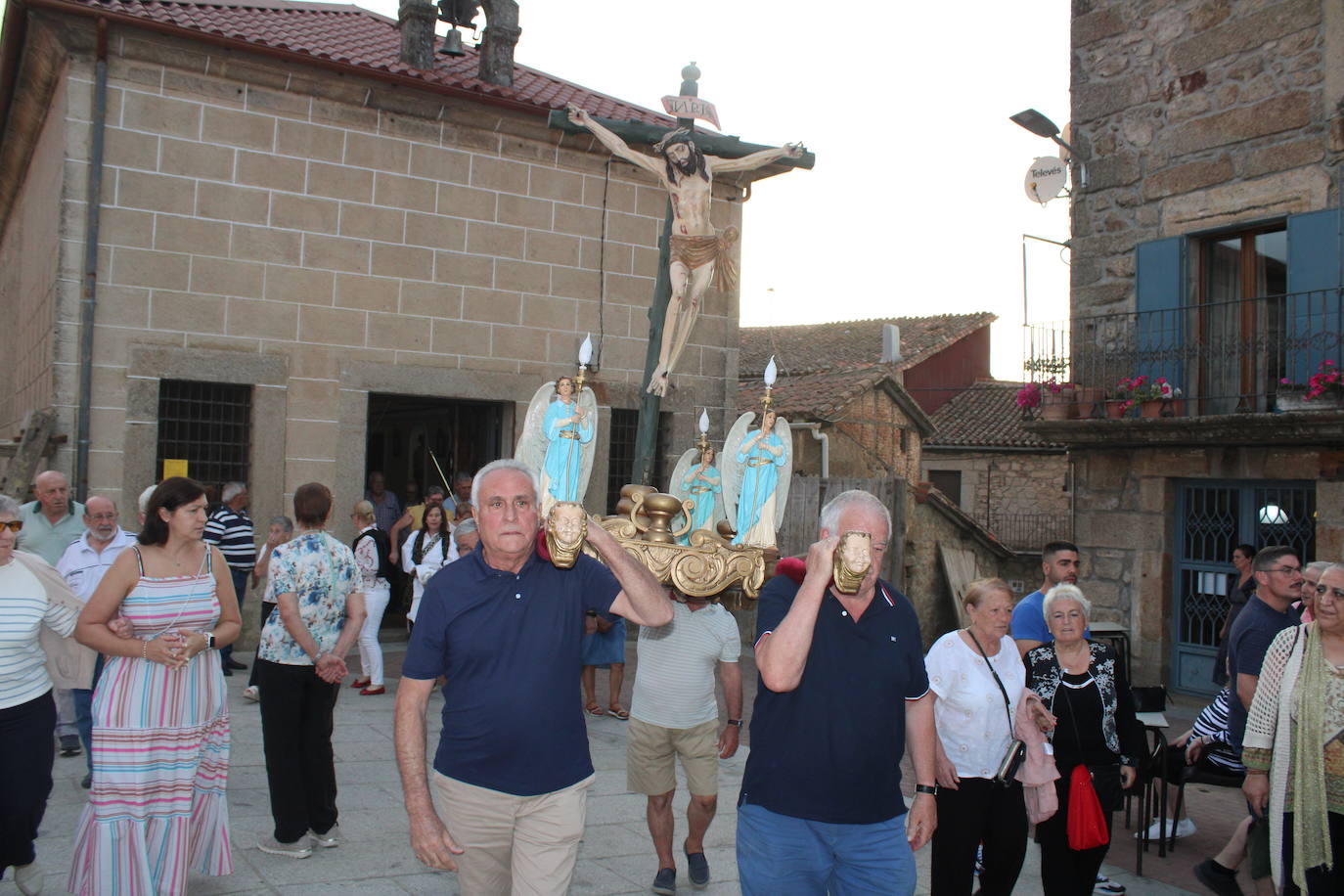 El Cristo de la Piedad sube a la iglesia en Puerto de Béjar