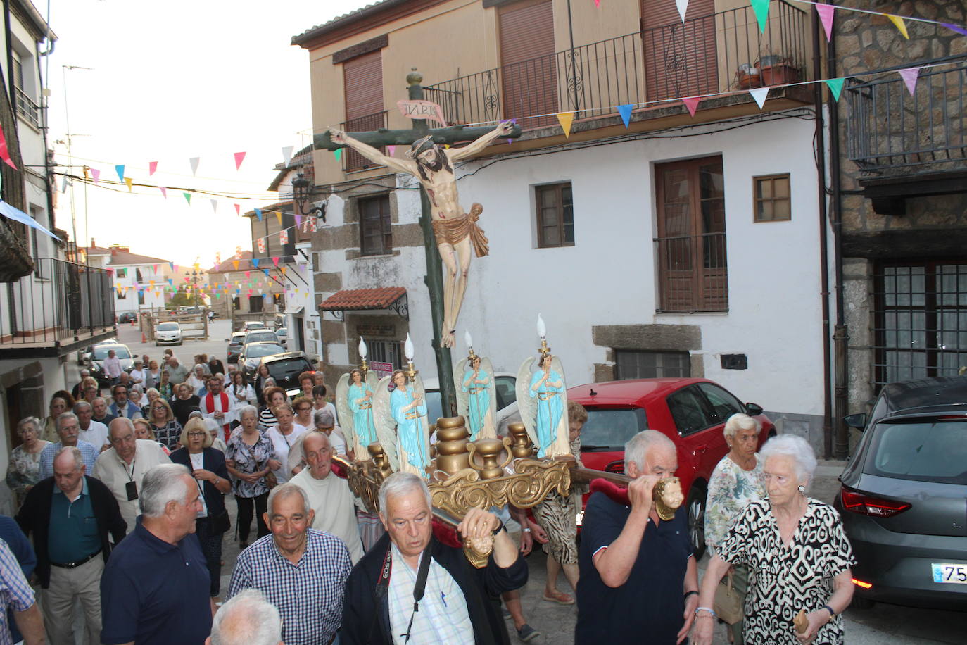 El Cristo de la Piedad sube a la iglesia en Puerto de Béjar
