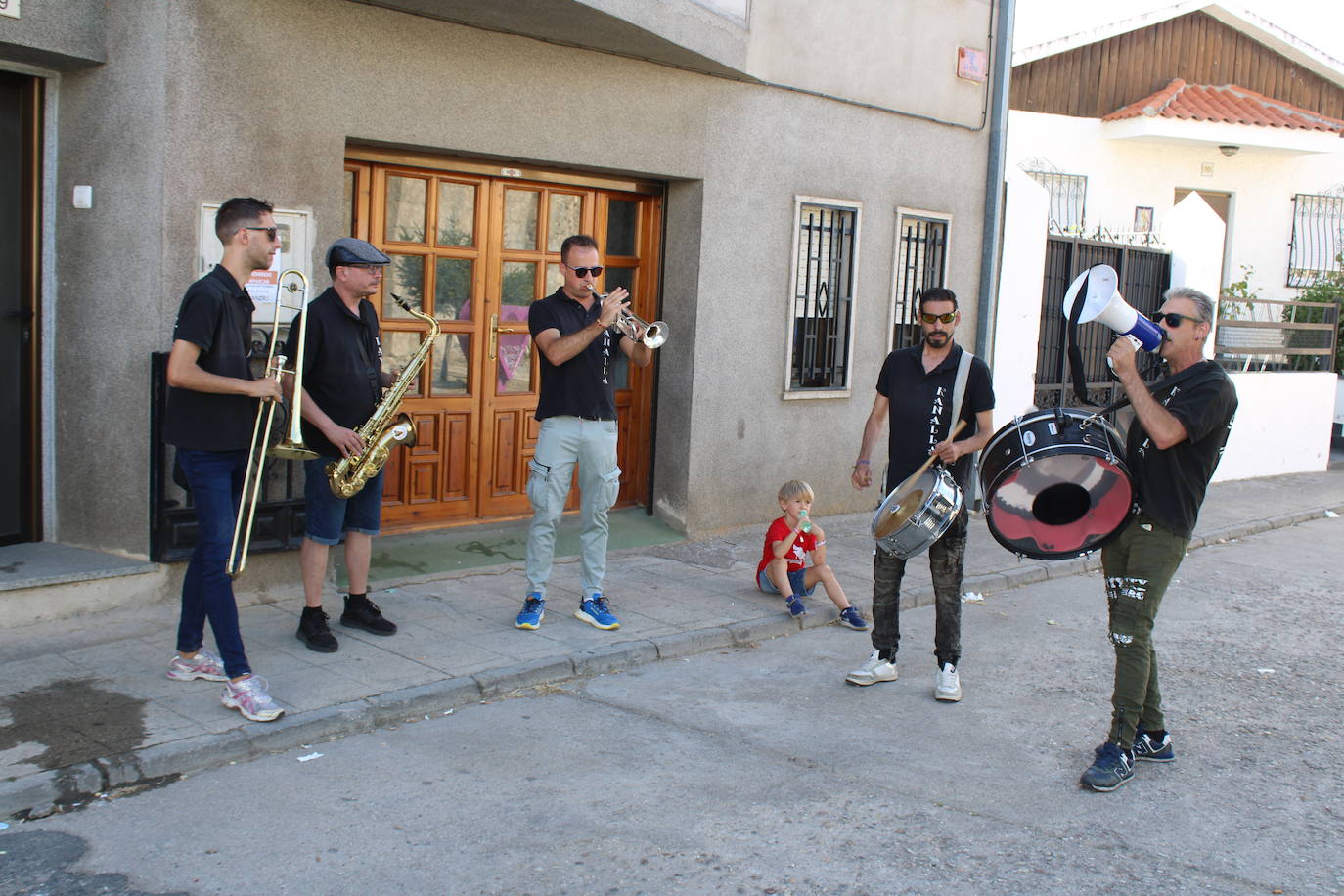 Ambiente joven para abrir la fiesta en Cespedosa de Tormes