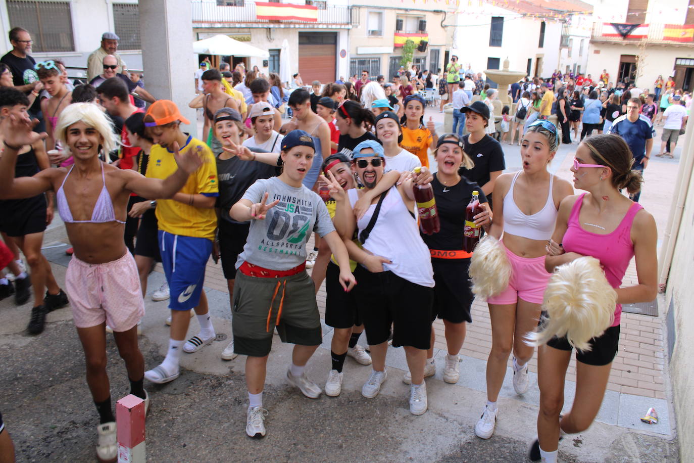 Ambiente joven para abrir la fiesta en Cespedosa de Tormes