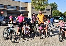 Un grupo de amigos, con sus niños, en la cita cicloturista.