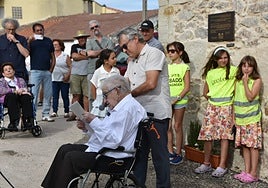 El homenajeado, Antonio Gamoneda, durante la lectura de su poema.