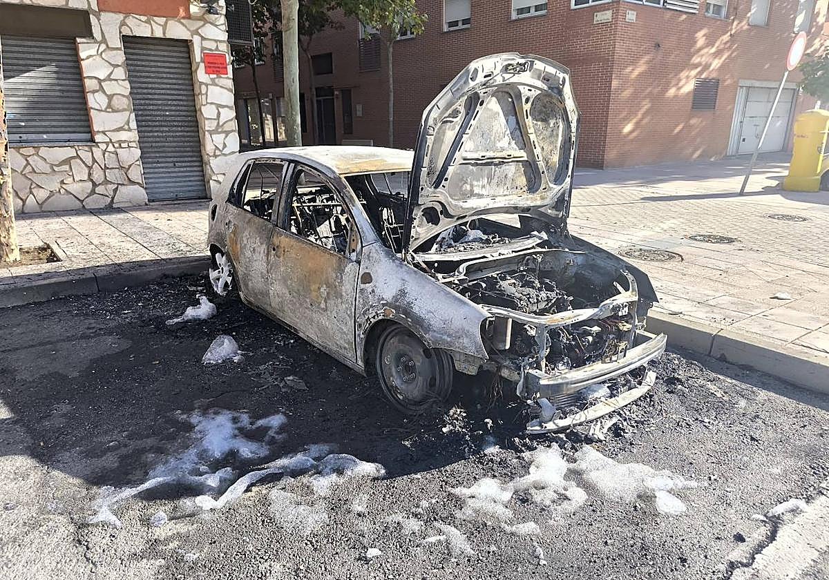 Imagen del coche que se ha incendiado en la madrugada de este sábado en El Zurguén.