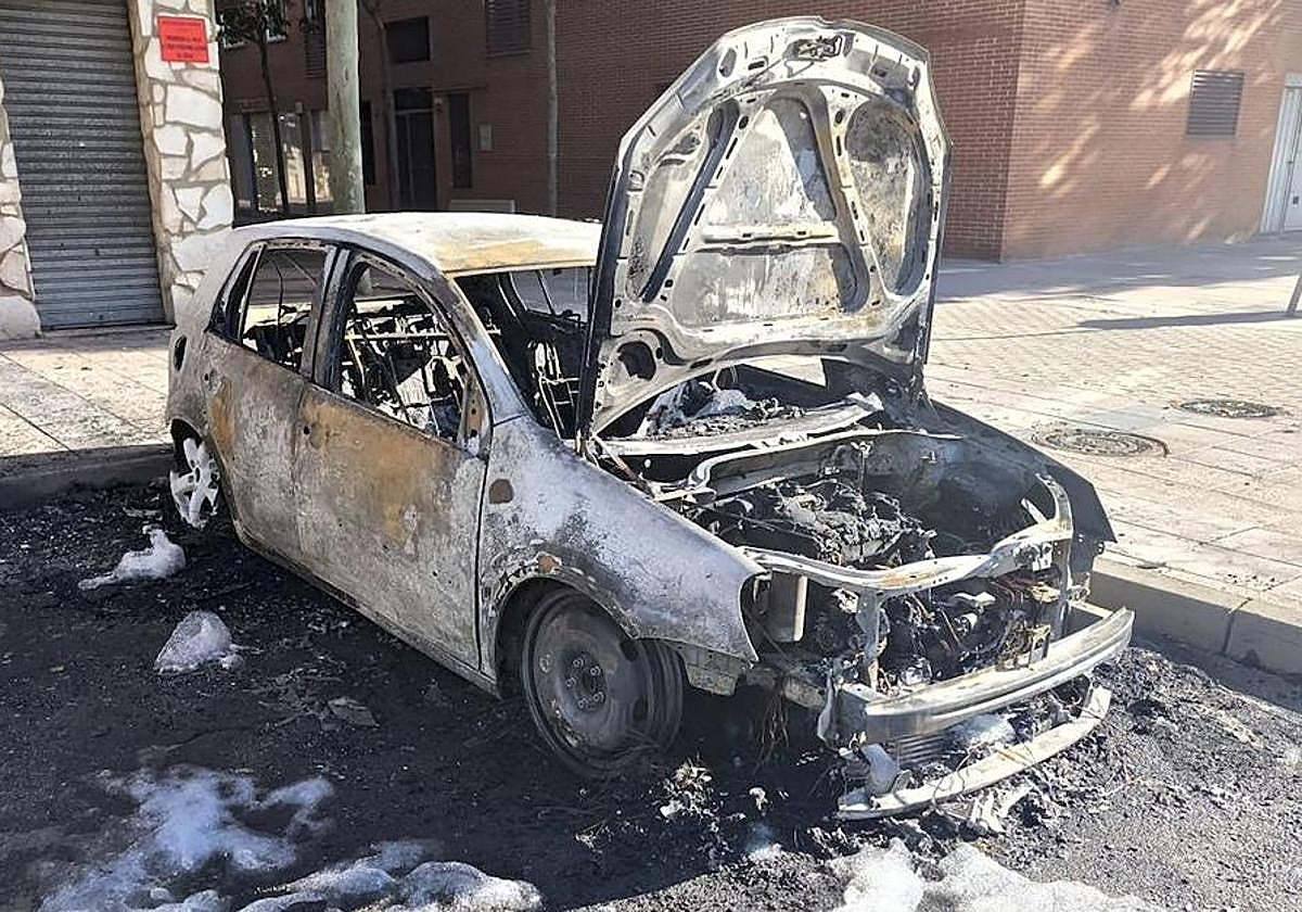 Imagen del coche que se ha incendiado en la madrugada de este sábado en El Zurguén.