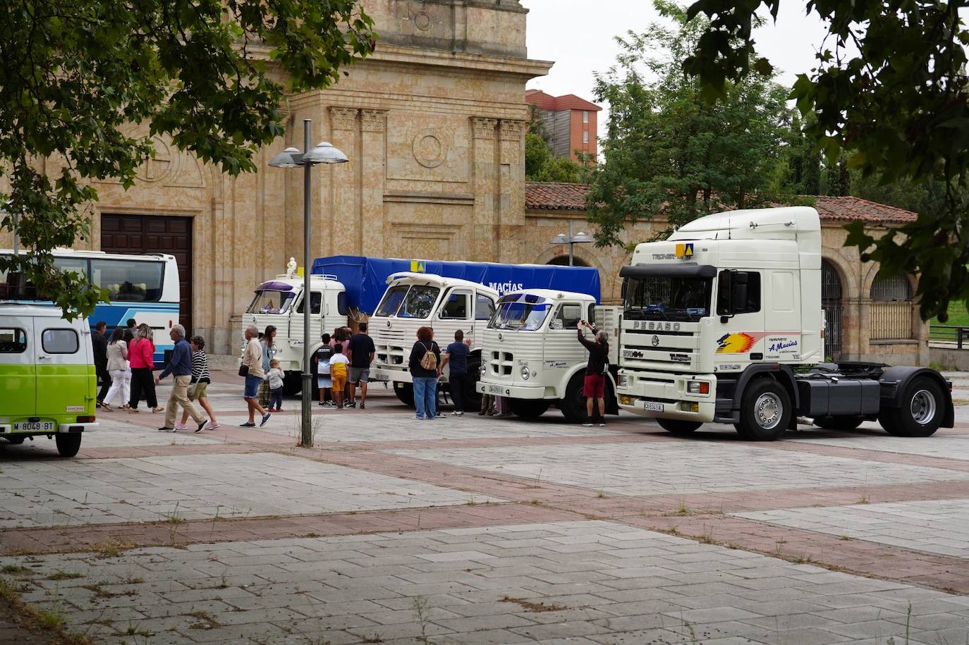 El rugido de los motores clásicos portugueses acaparan miradas en el IV Concurso de Elegancia de Vehículos de Salamanca