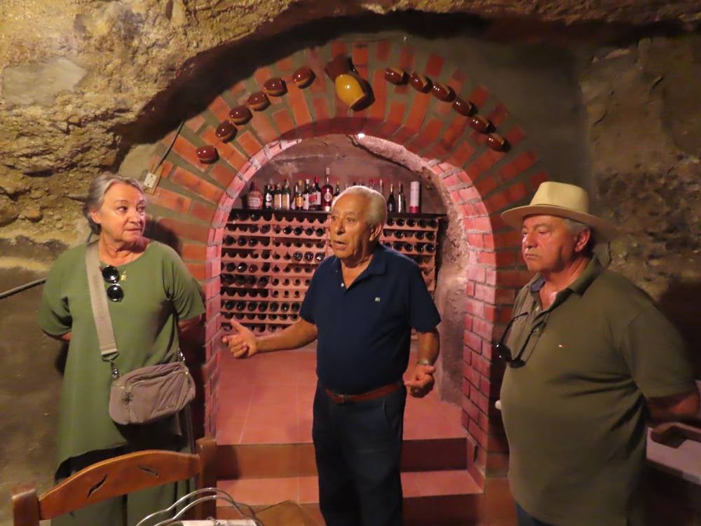 Visita al patrimonio subterráneo de Macotera