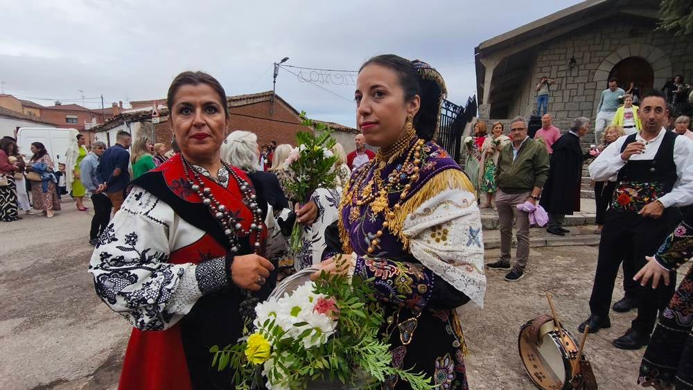 Flores para la Virgen de la Encina de Macotera