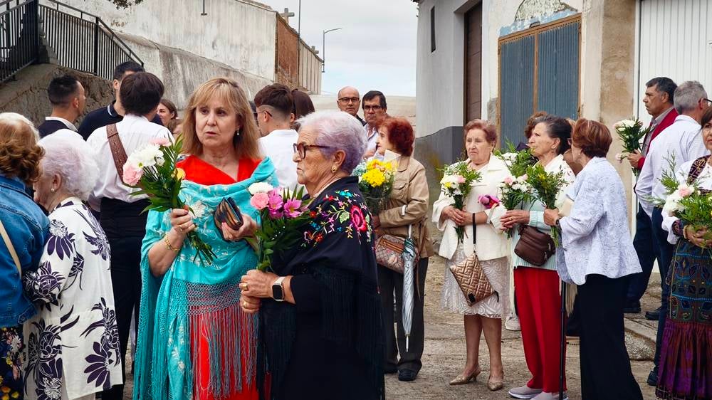 Flores para la Virgen de la Encina de Macotera