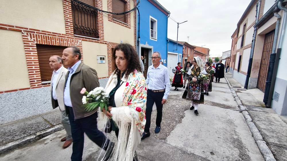 Flores para la Virgen de la Encina de Macotera
