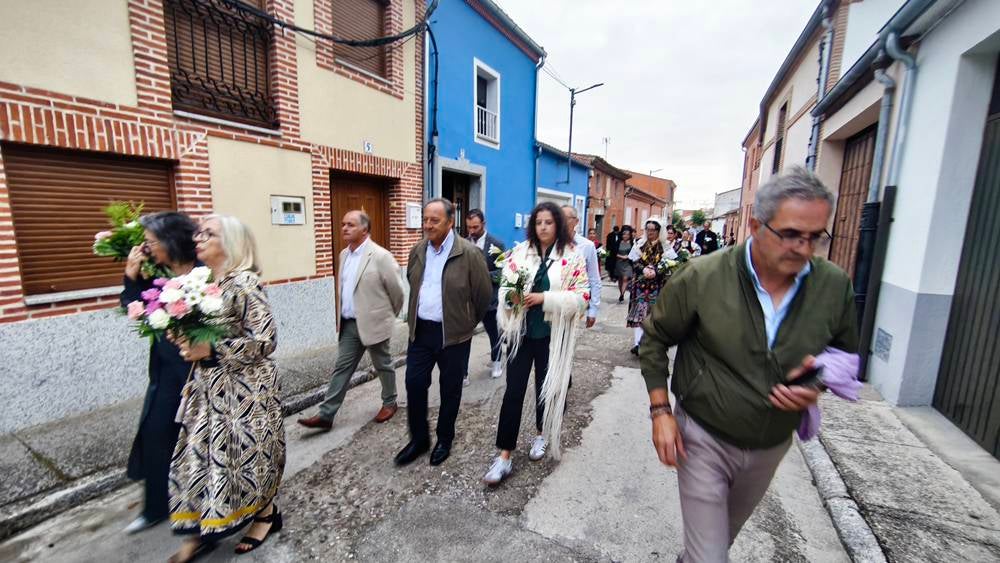 Flores para la Virgen de la Encina de Macotera