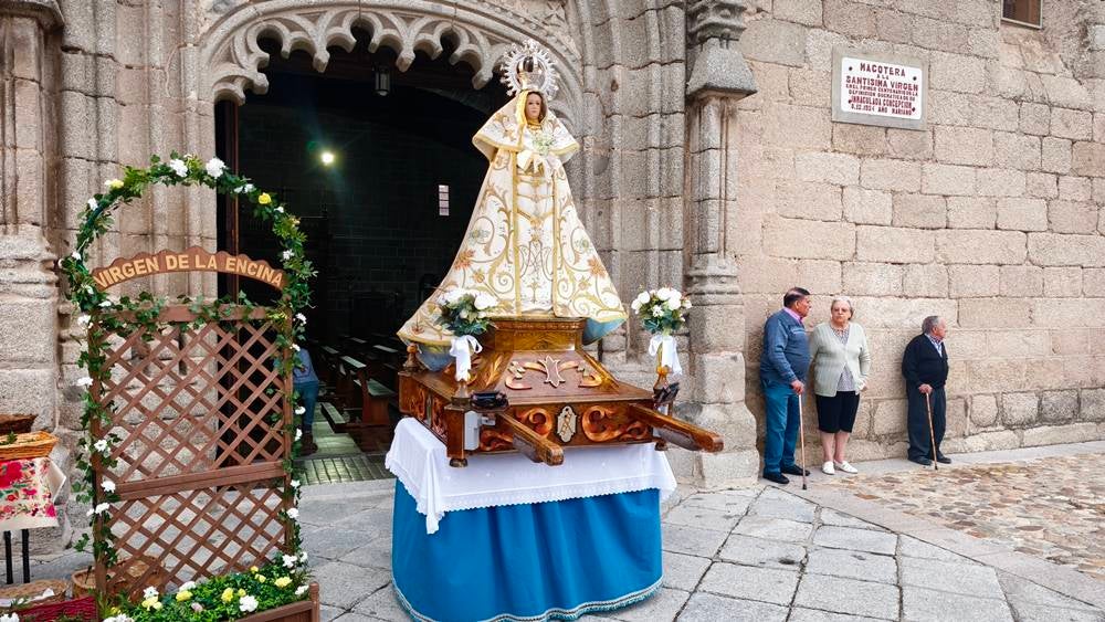 Flores para la Virgen de la Encina de Macotera