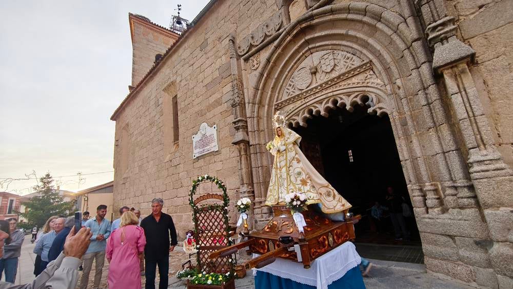 Flores para la Virgen de la Encina de Macotera