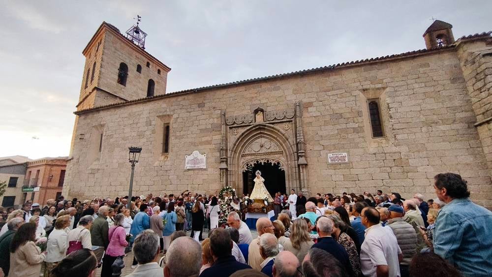 Flores para la Virgen de la Encina de Macotera