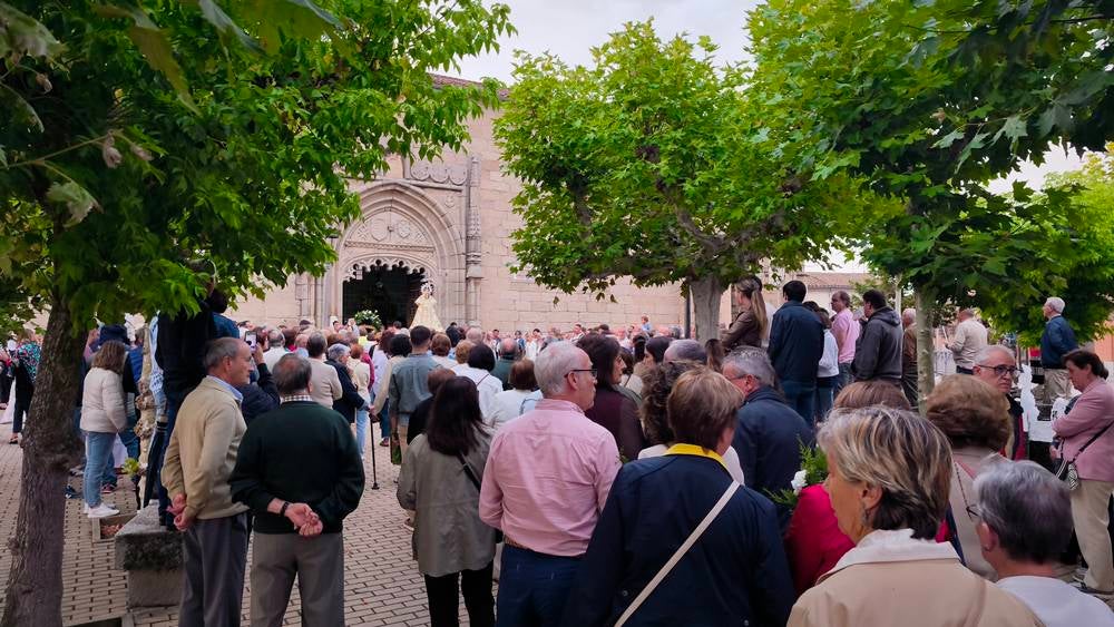 Flores para la Virgen de la Encina de Macotera