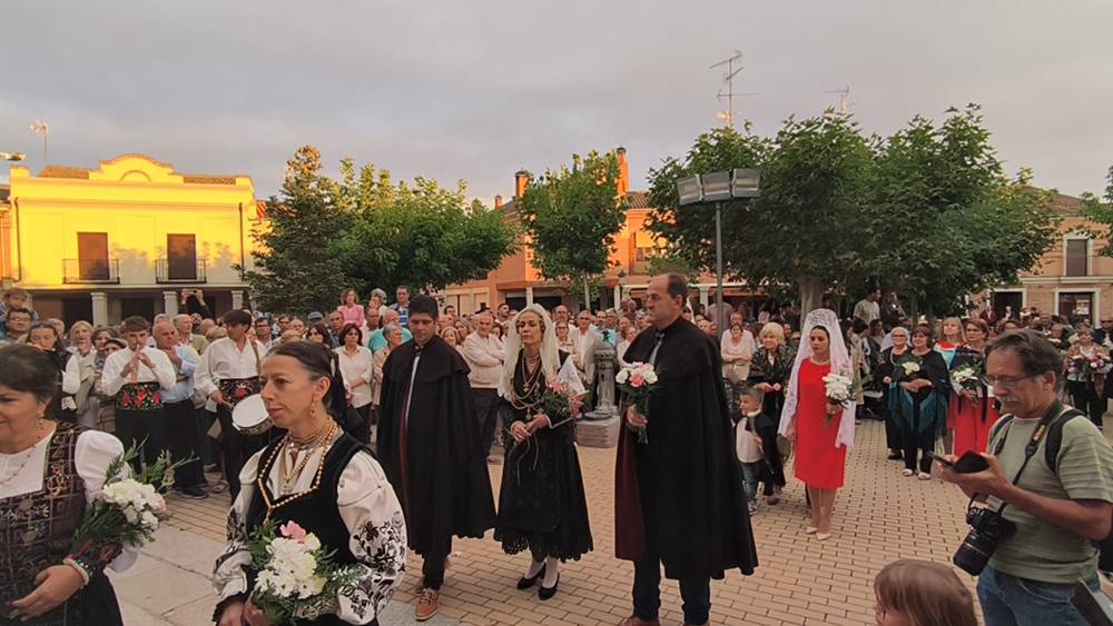 Flores para la Virgen de la Encina de Macotera
