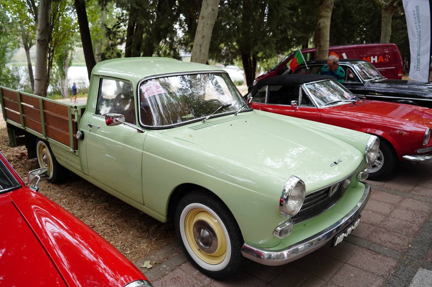 El rugido de los motores clásicos portugueses acaparan miradas en el IV Concurso de Elegancia de Vehículos de Salamanca
