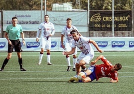 Mancebo trata de zafarse de Diego en el choque de este domingo en As Eiroas.