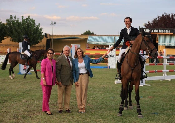 Almudena Parres, concejala de Deportes, entregó el premio a Guillermo González y Nuncio PH.