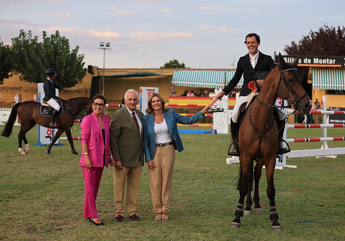 Almudena Parres, concejala de Deportes, entregó el premio a Guillermo González y Nuncio PH.