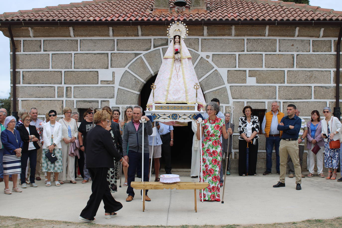 Gallegos de Solmirón acompaña a la Virgen de Gracia Carrero